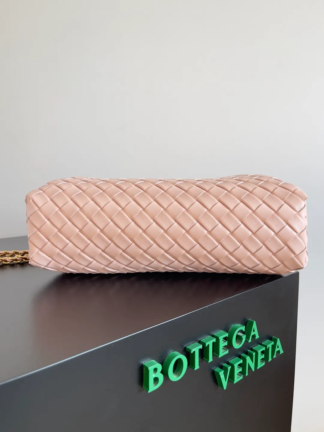 Batch 2260 BOTTEGA VENETA Lady's LAUREN CLUTCH Chain Clutch was inspired by 40 years ago. It is a perfect fusion of classic and modern bags. It is effortless and fashionable for any occasion and at any time. The newly added detachable metal chain allows people to have more ways to carry it. It is grand and elegant. Style No.: 785807 Size: 31.5*16.5*11cm
